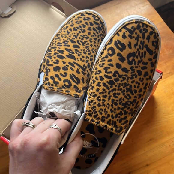 Woman’s NIKE size 7.5 leopard slip ons - Picture 5 of 9